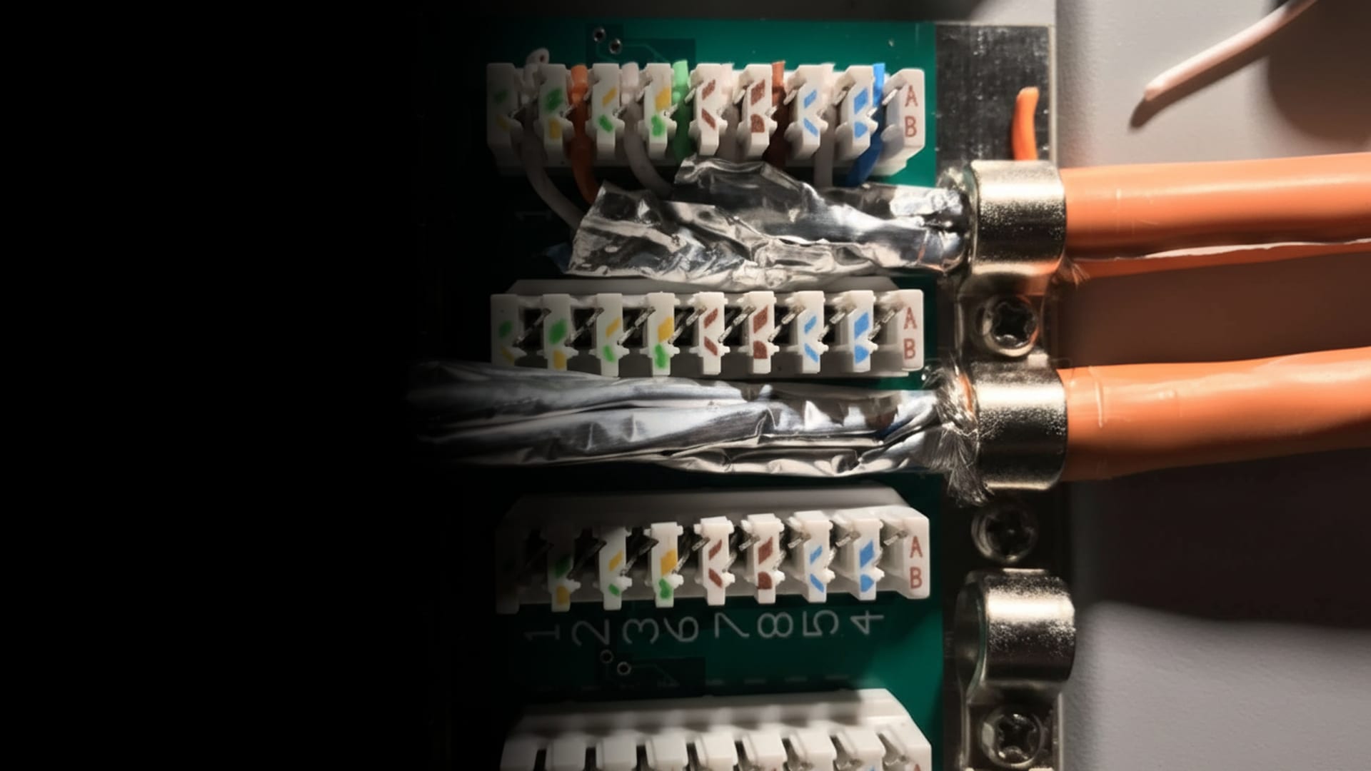Patchfeld mit RJ45-Ports im Netzwerkschrank, beschriftet und sauber verkabelt