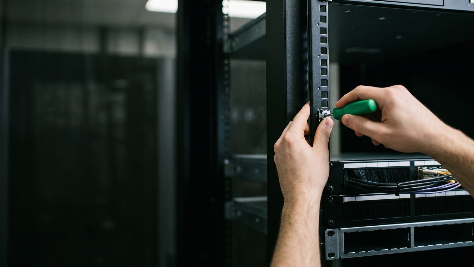 Netzwerkschrank mit Patch-Panel, Switches und strukturierter Verkabelung im Unternehmen