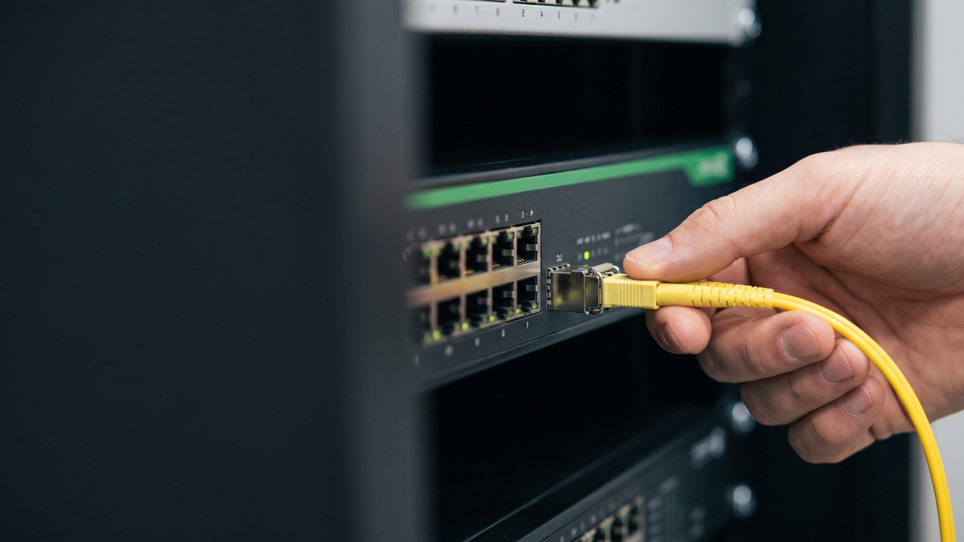 Aktive Netzwerkkomponenten und Managed Switches im Unternehmensnetzwerk