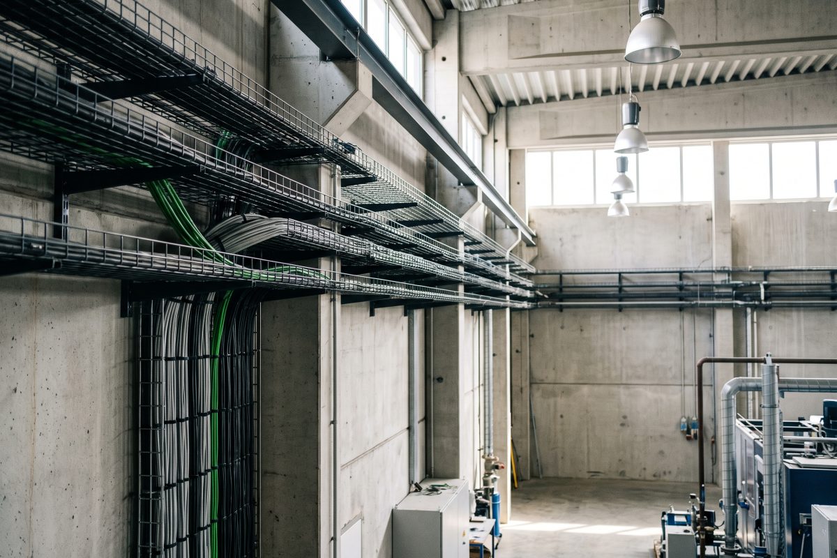 Verlegung der Glasfaser-Kabeltrasse in der Installationsphase
